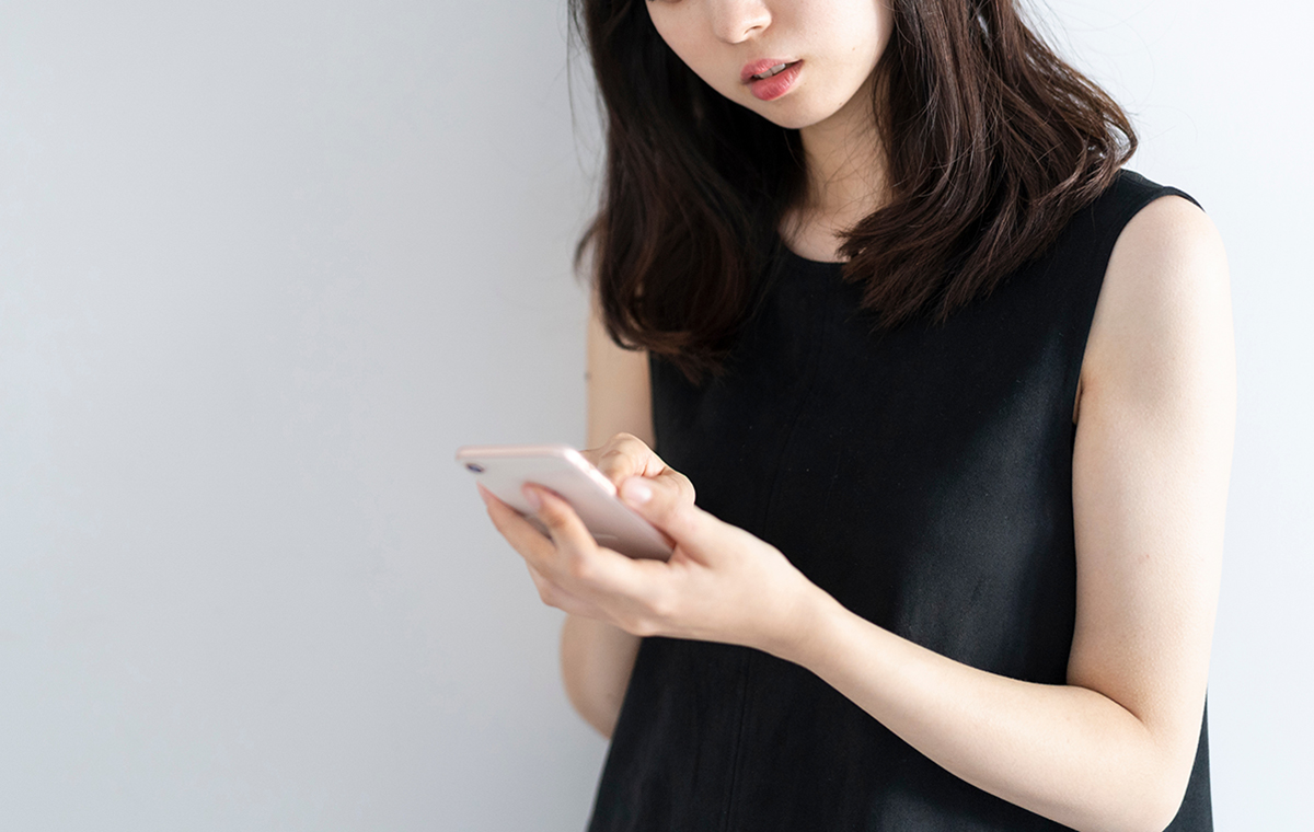 スマフォの操作をする女性