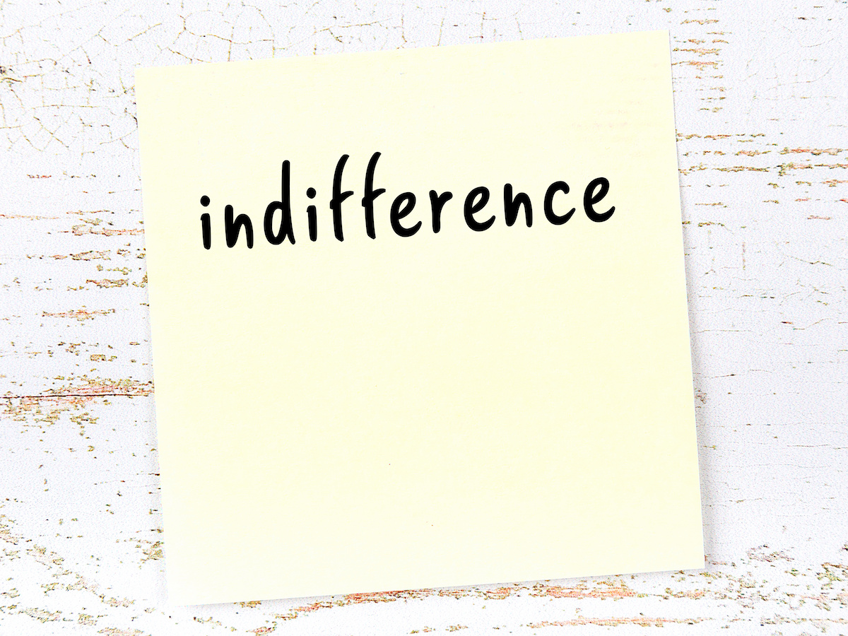 「indifference」と書かれた黄色い付箋