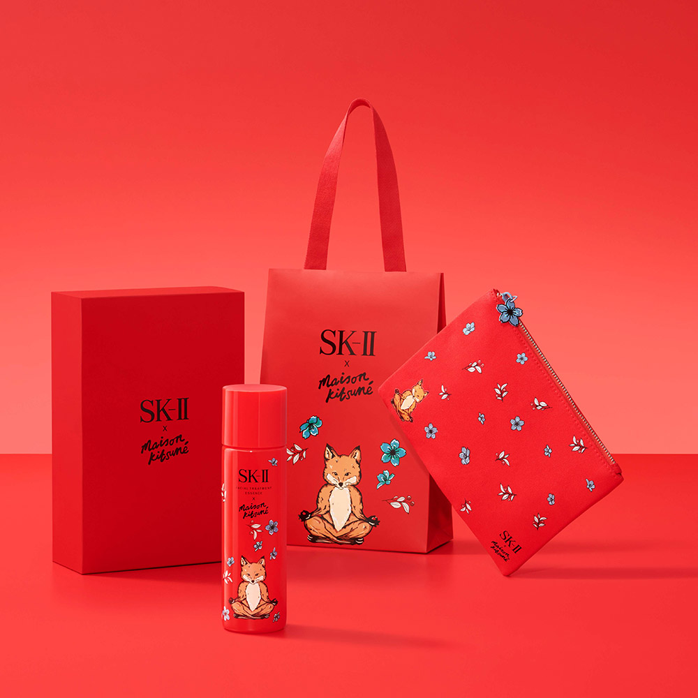 赤を背景に、真っ赤なボックスとキツネ柄のショッパー、ポーチ、化粧水のボトルが並んだ画像