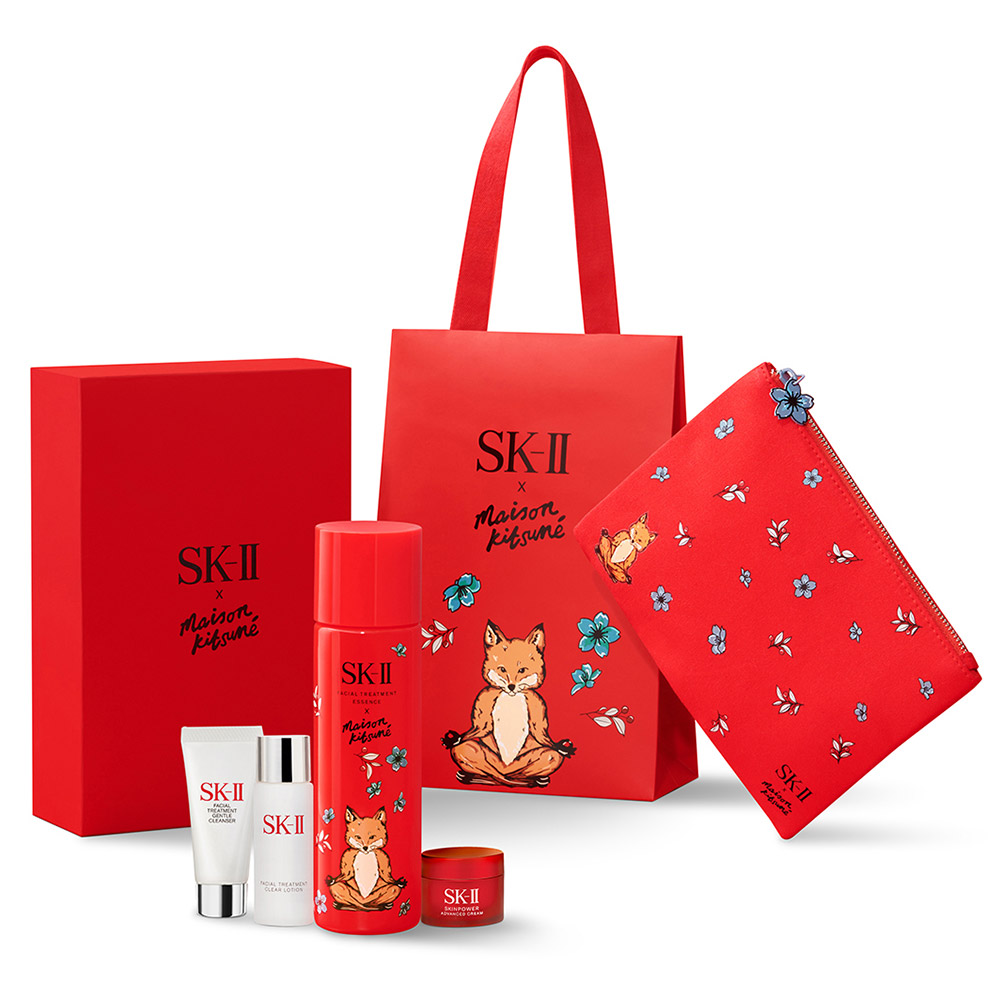 真っ赤なボックスとキツネ柄のショッパー、ポーチ、化粧水のボトル、3つのミニサイズのスキンケアが並んだ画像