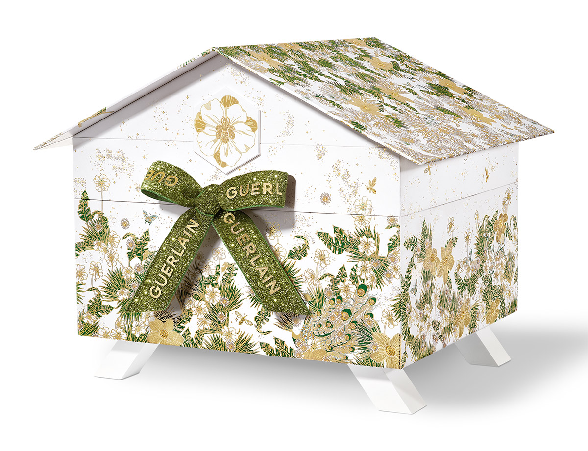 ミツバチの巣箱のような形で、植物の柄が施されたボックスの写真