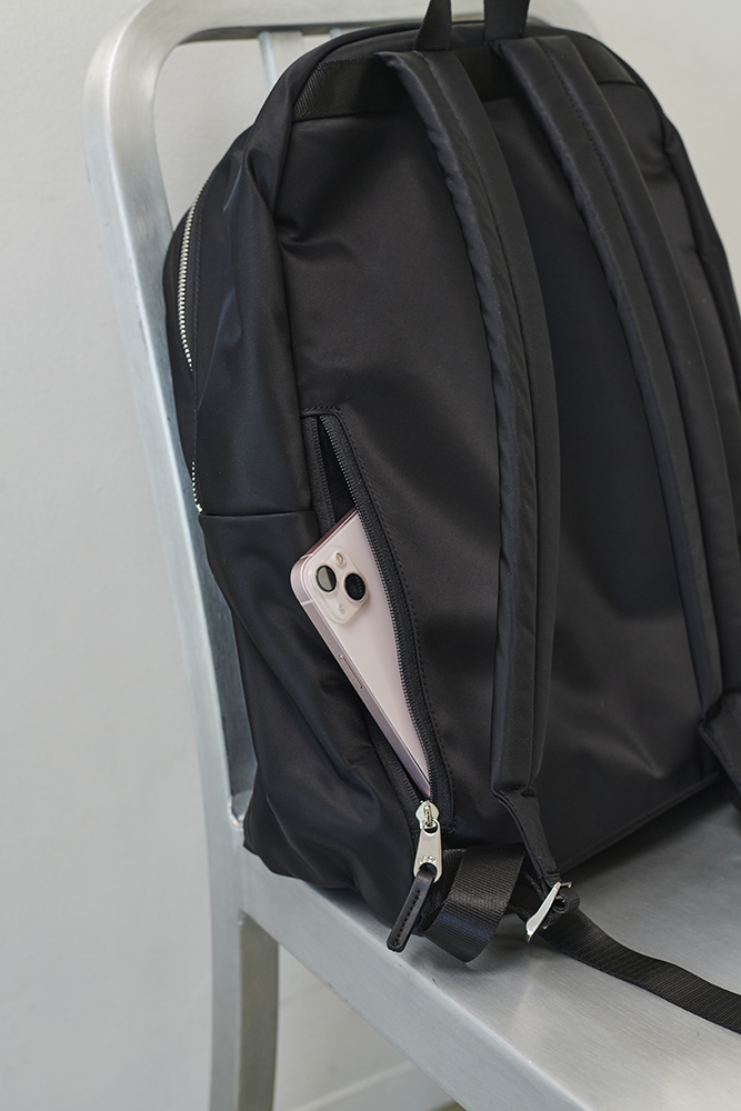 ロペ エポールの黒いリュック　背面サイドポケット