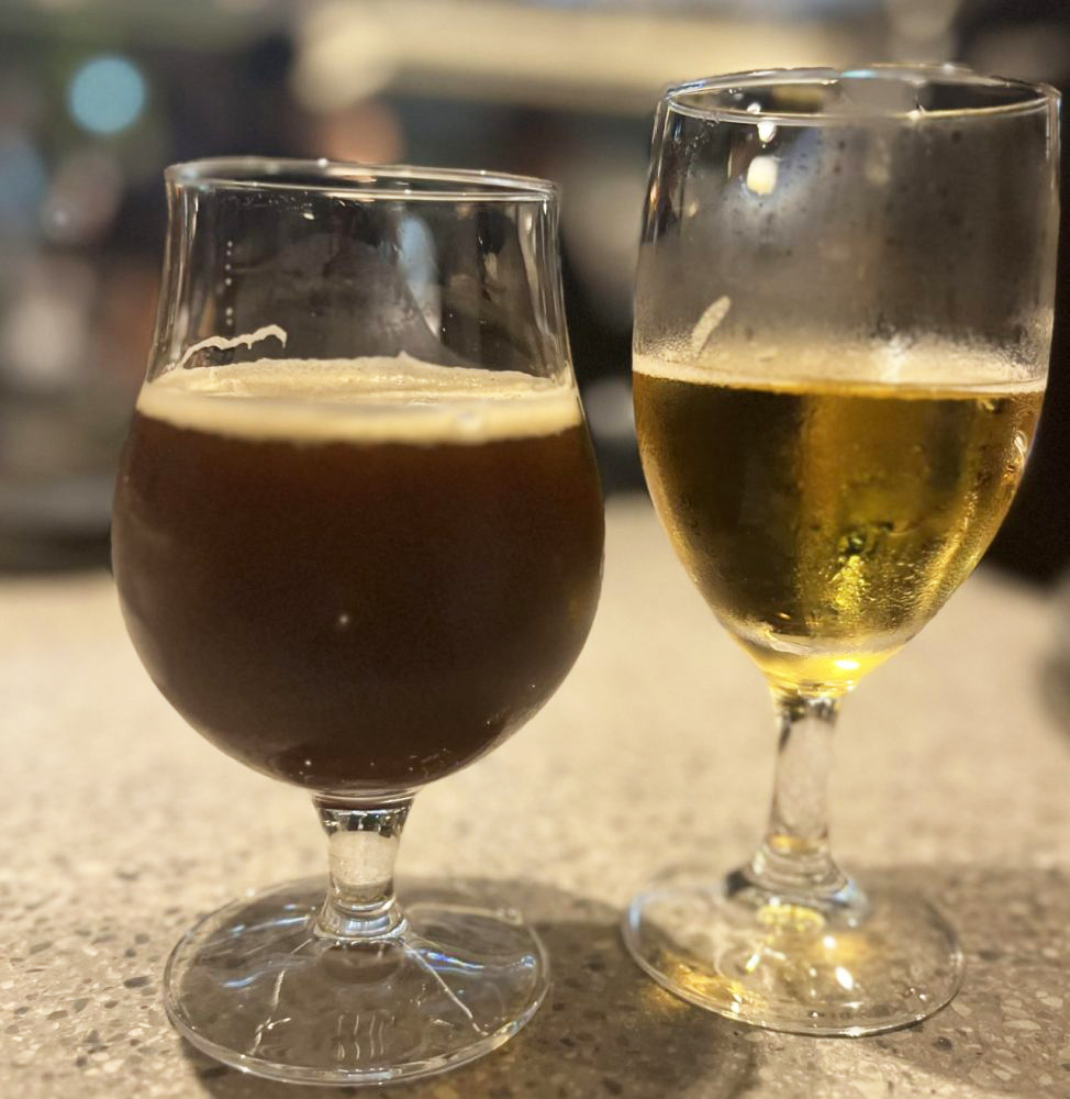 2つのクラフトビールの入ったグラス