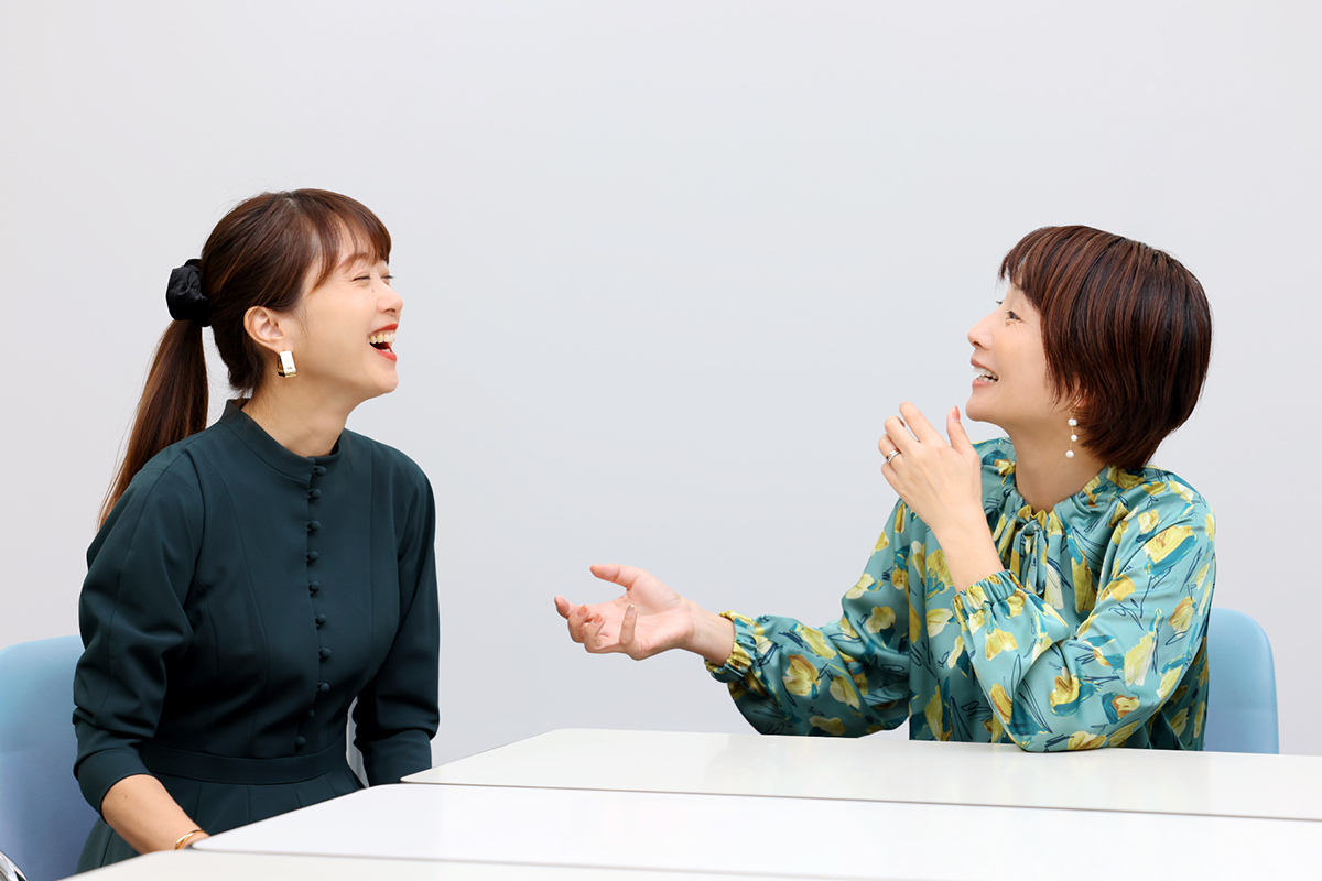 田口まさ美さんと佐々木 陽子さんが会話する様子