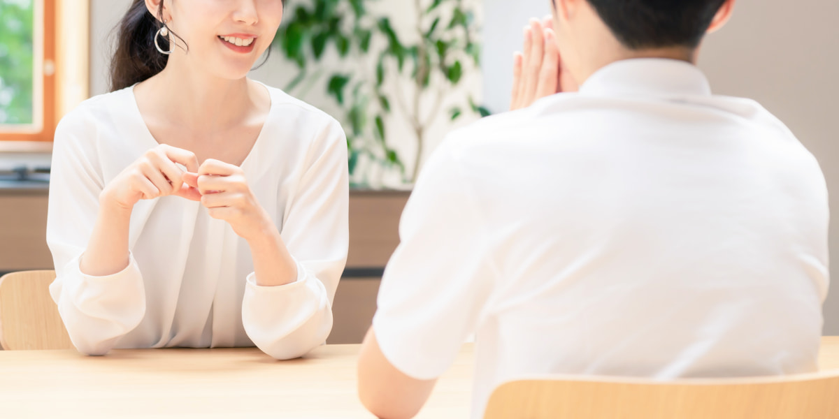 談笑する男女の写真