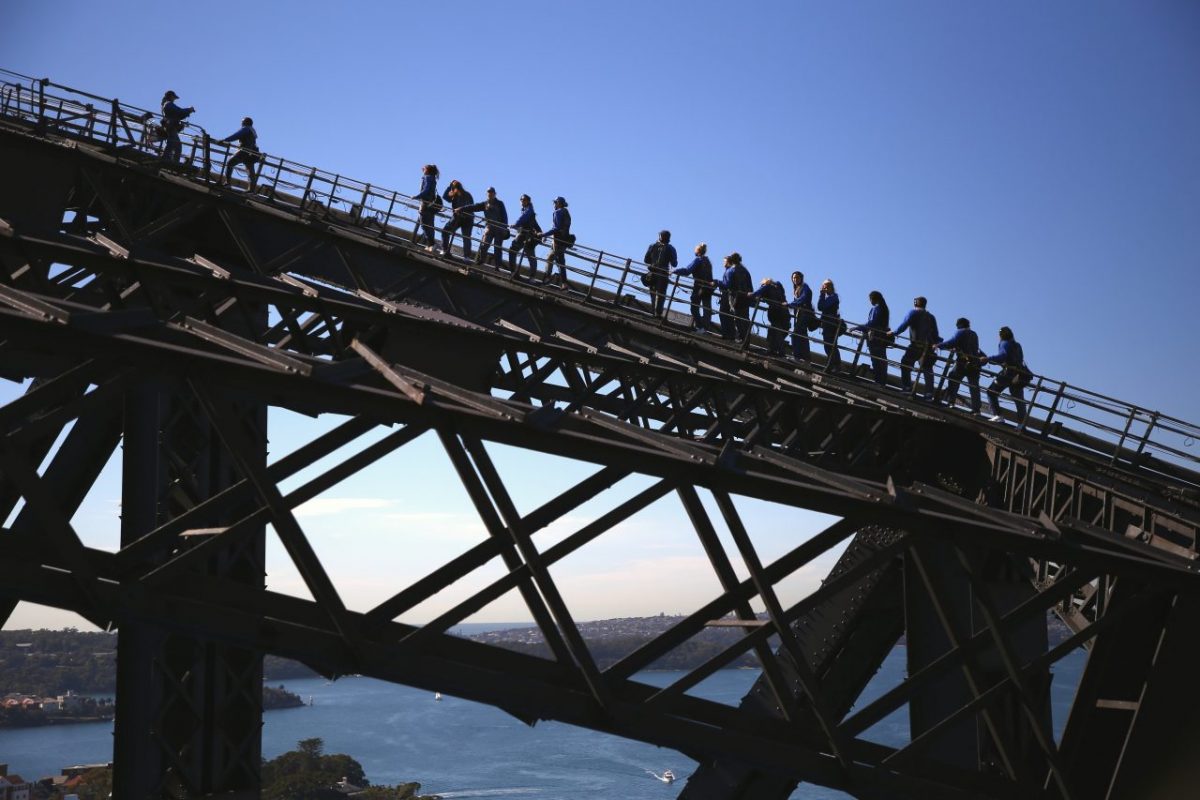 シドニー・ハーバーブリッジを歩く人たち