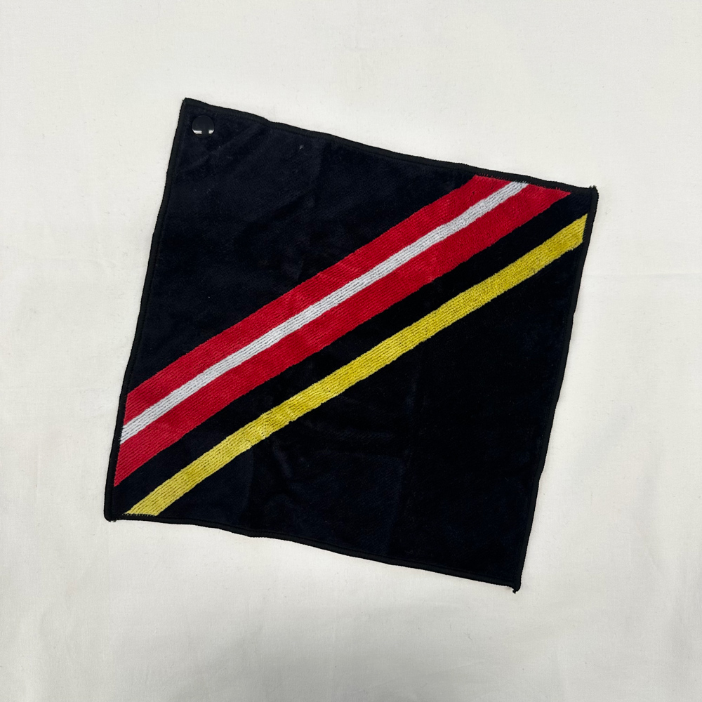 黒地に赤と白と黄色のラインのタオル