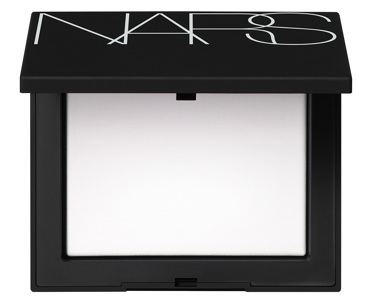 NARSのロゴが入った黒くて四角いコンパクトにセットされたフェイスパウダーの写真