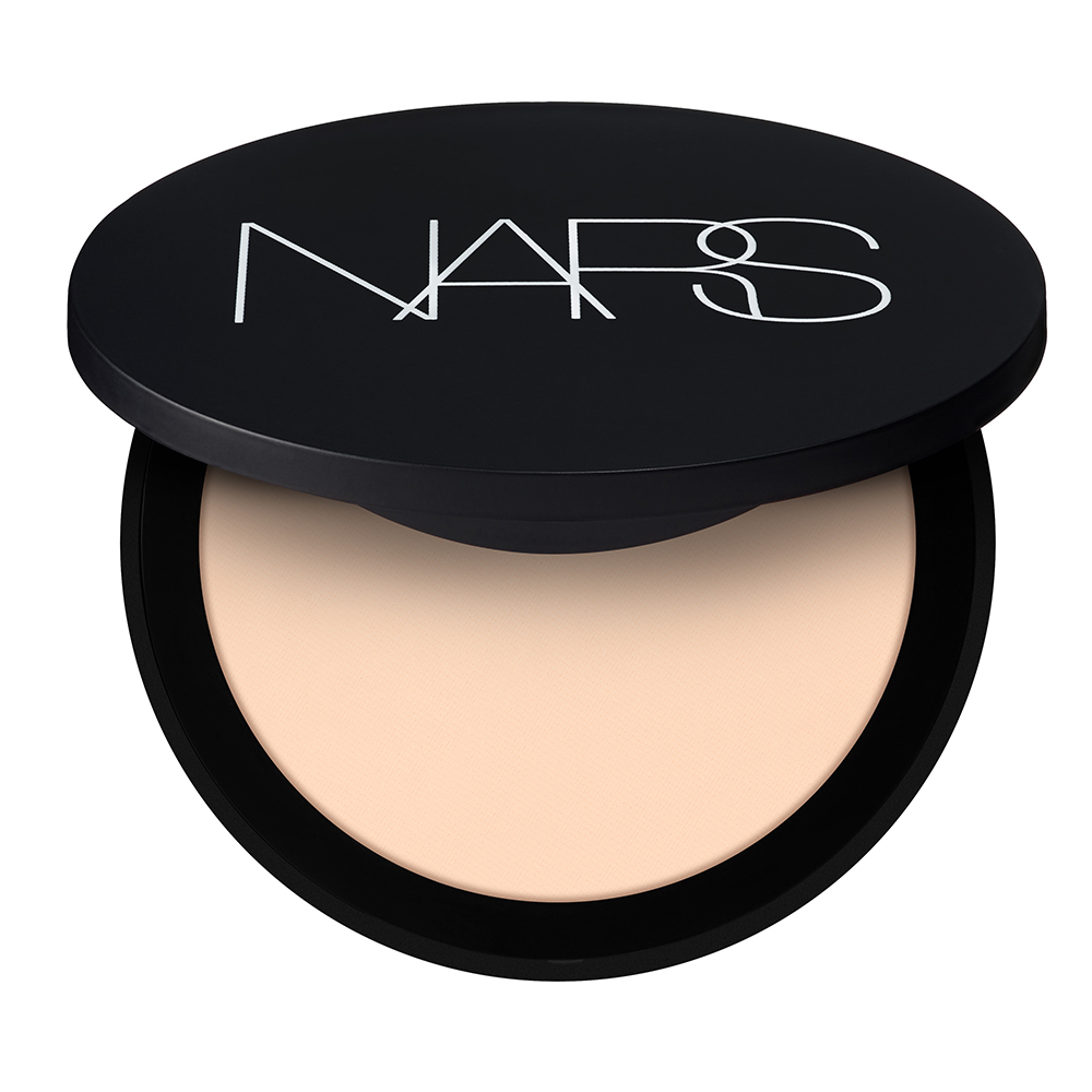 NARSのロゴが入った黒くて丸いコンパクトにセットされたフェイスパウダーの写真