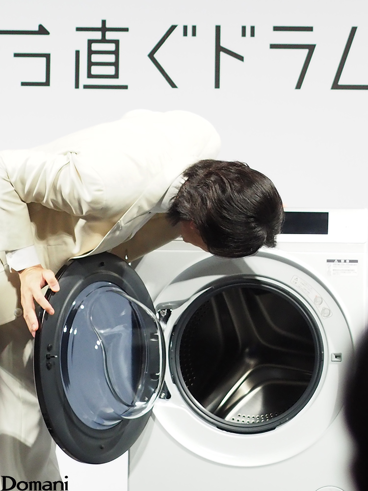 洗濯機を覗き込む町田啓太さん