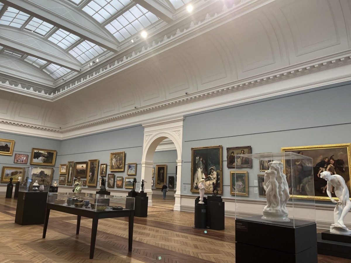 ニュー・サウス・ウェールズ州立美術館の絵画や石膏像の並ぶ内観