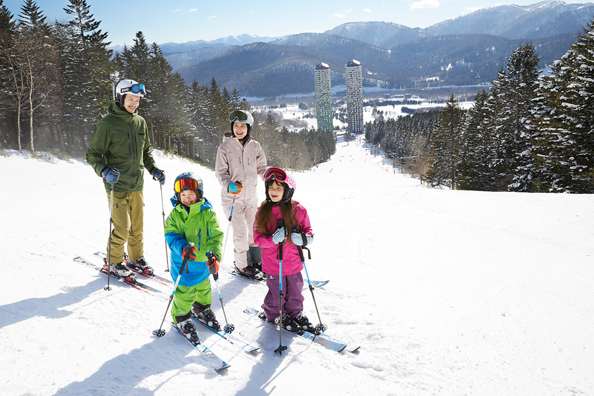 スキーをしている大人2人と子供2人の写真