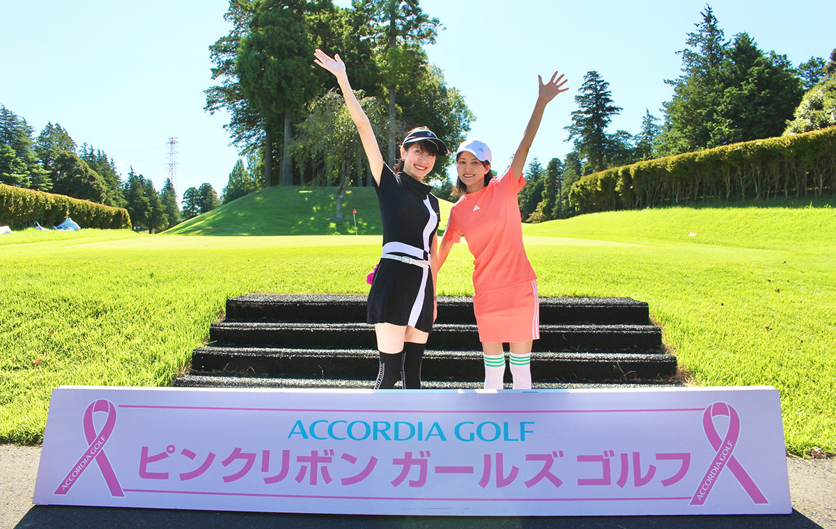 ゴルフイベントのフォトスポットでの1枚、それぞれ片手を上げる飯島美穂さん、鈴木まきさん