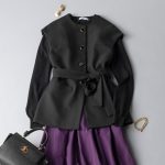 黒ジレ×黒ニット×紫のフレアスカートのコーデ