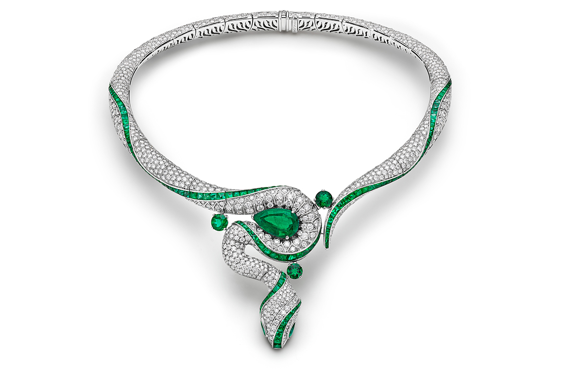 セルペンティのネックレス 蛇の全身が首に巻きつくようなデザイン