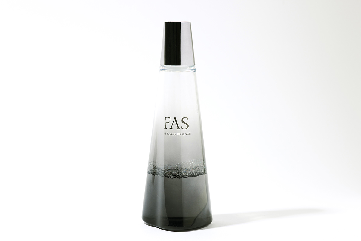 黒から透明のグラデーションのFAS化粧水