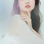 口元に指をあてた女性の写真