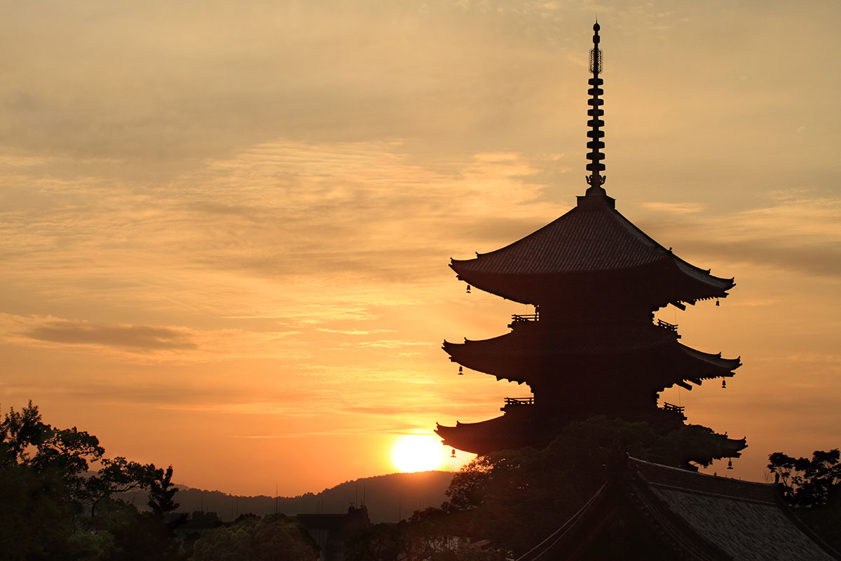 夕日をバックにした京都の五重塔
