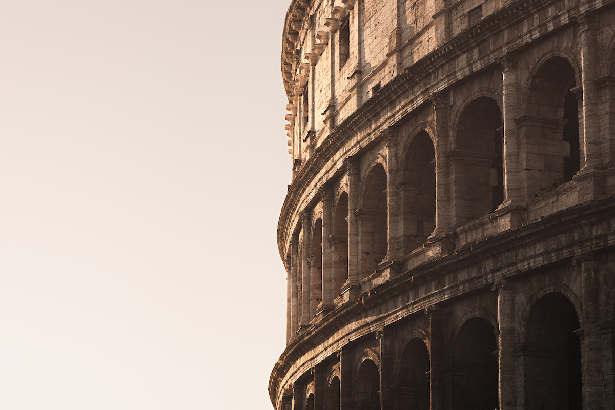 歴史的な都市ローマの有名な観光名所であるフラウィウス円形劇場のクローズアップ写真