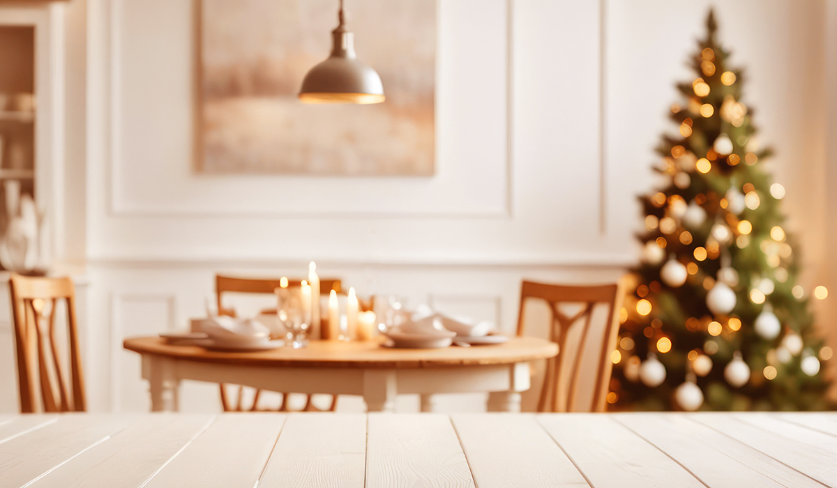 クリスマスツリーとダイニングテーブル
