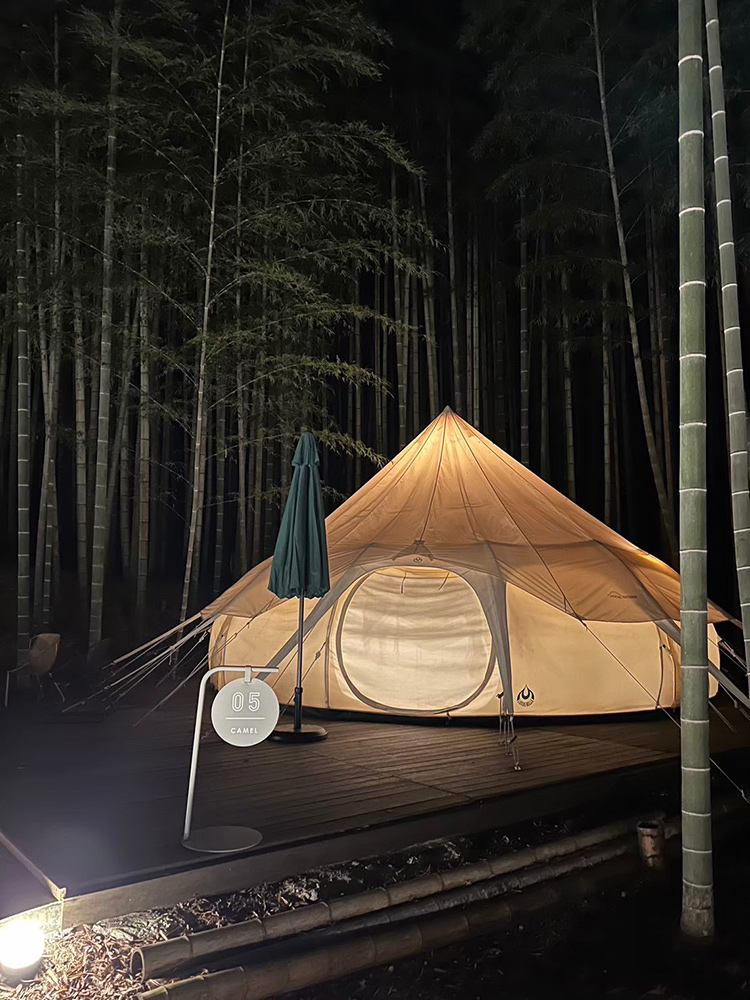森の中にあるテント