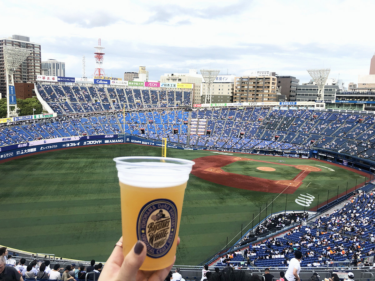 横浜スタジアムでビールを持っている人の手元写真