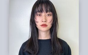 【40代のトレンドヘア】顔周りのレイヤーとダークカラーがおしゃれな韓国風ロング