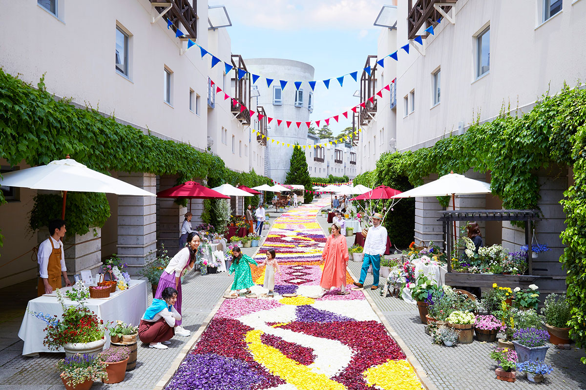 花の回廊が設置されたメインストリートの写真