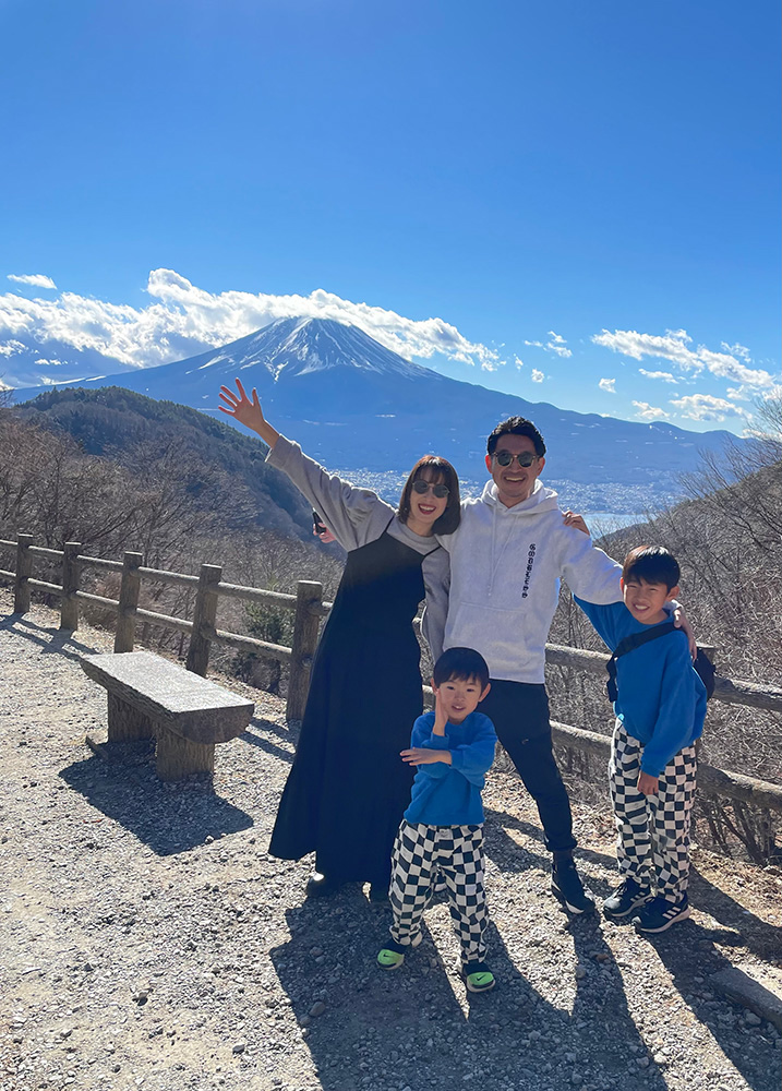 富士山を背景に写真を撮る家族