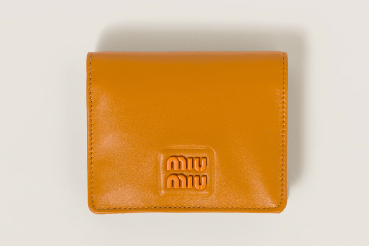 ミュウミュウ　オレンジの二つ折り財布　正面写真