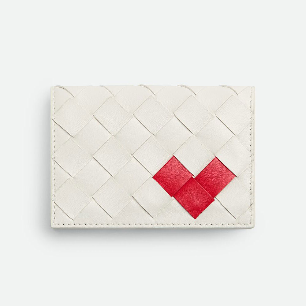 白地に赤いハートのワンポイントが編み込まれたカードケースの写真