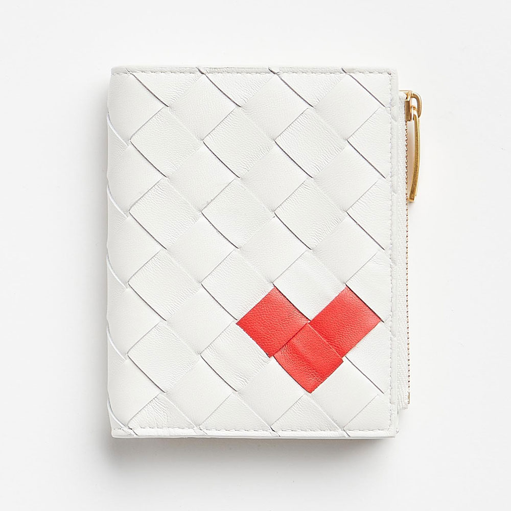 白地に赤いハートのワンポイントが編み込まれた二つ折り財布の写真