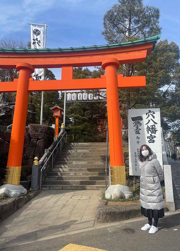 鳥居の前に人が立っている