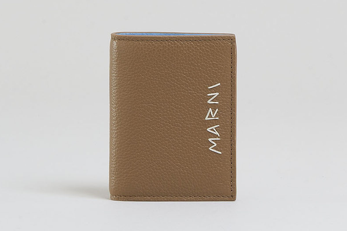 マルニ　ブラウンの財布の写真