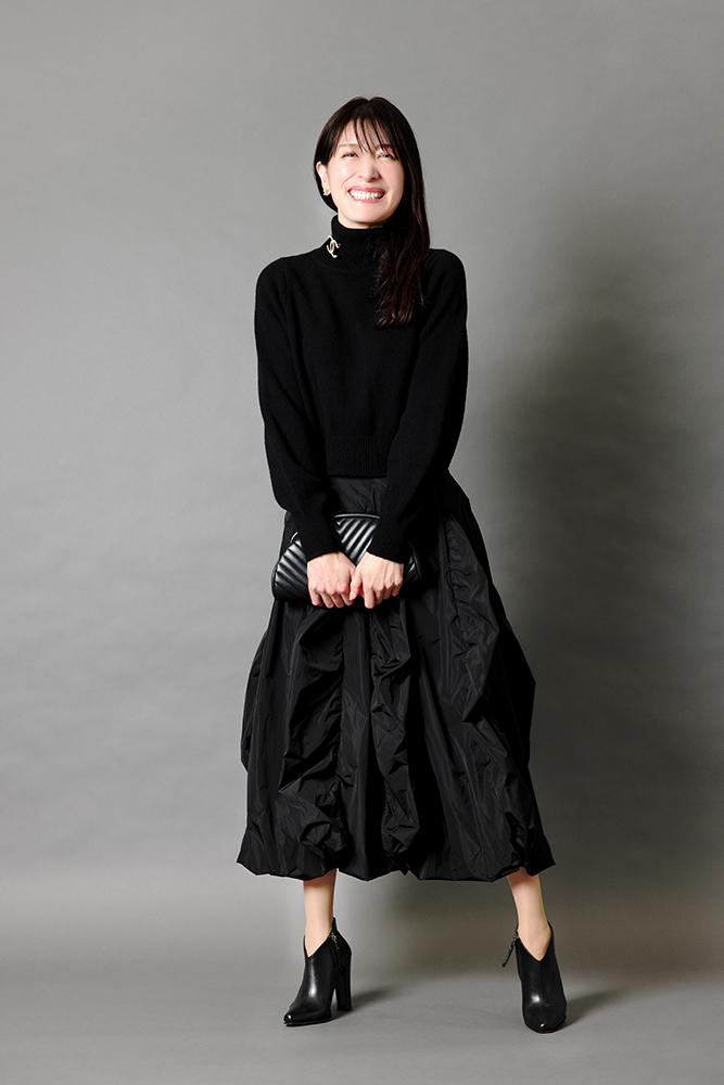 ドマーニラボメンバー 飯島美穂さん　黒ニットと黒スカートのコーデ　全身写真