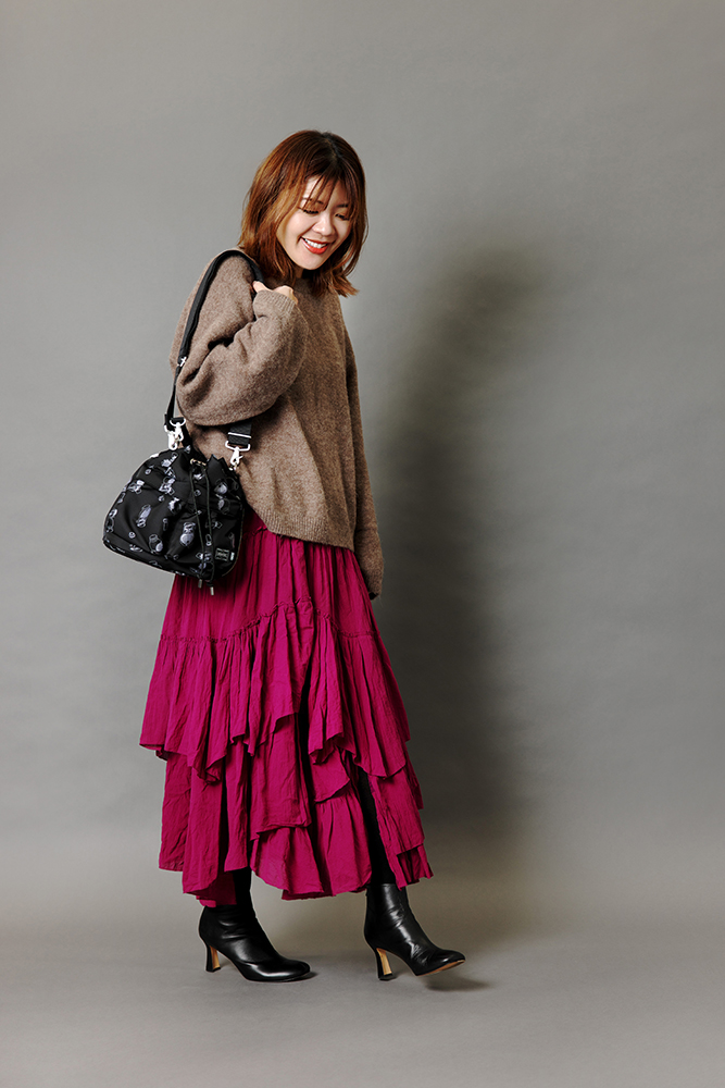 ドマーニラボメンバ 杉山迪子さん　ベージュニットとピンクのティアードスカートのコーデ　全身写真