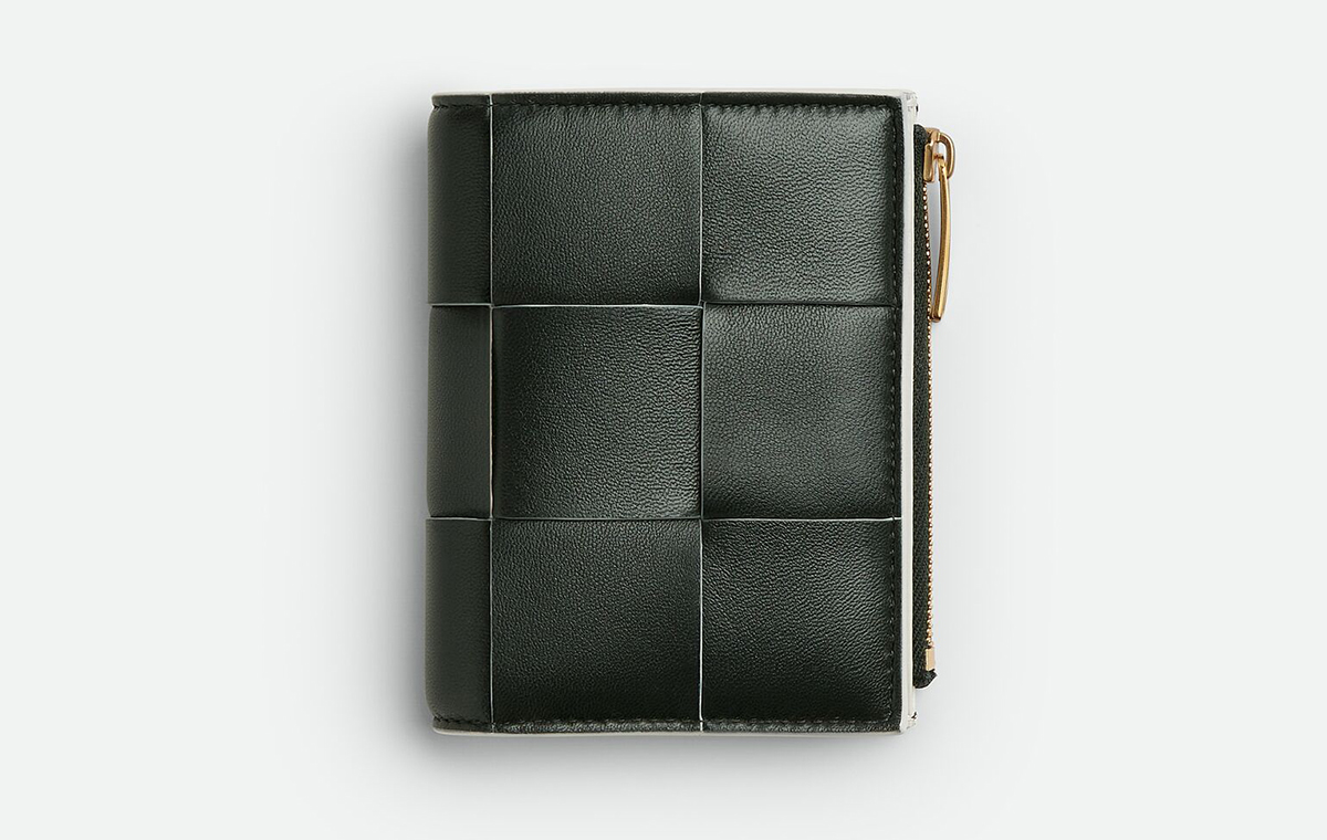 ボッテガ・ヴェネタ　ダークグリーンの折り財布　正面写真