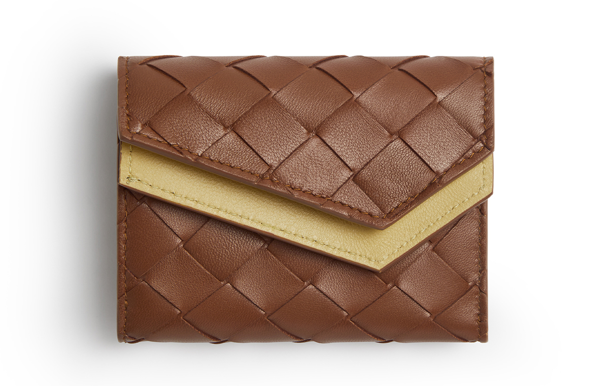 ボッテガ・ヴェネタ　茶色の折り財布　正面写真