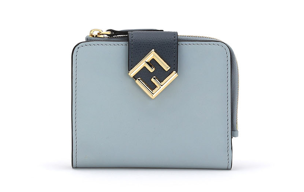 フェンディ　ブルーの二つ折り財布　正面写真