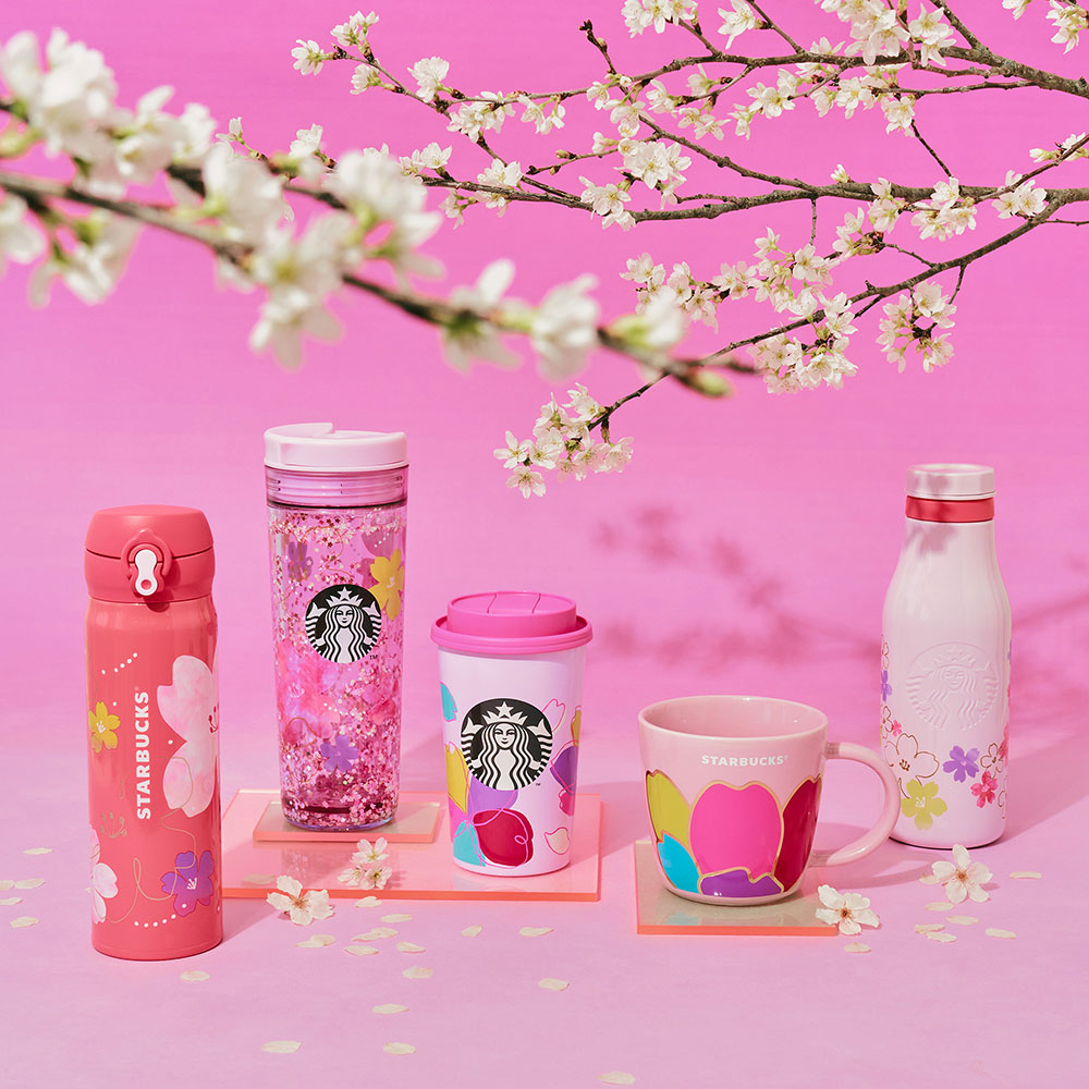 ピンク色のタンブラーやマグ、ボトルが並んだイメージ写真