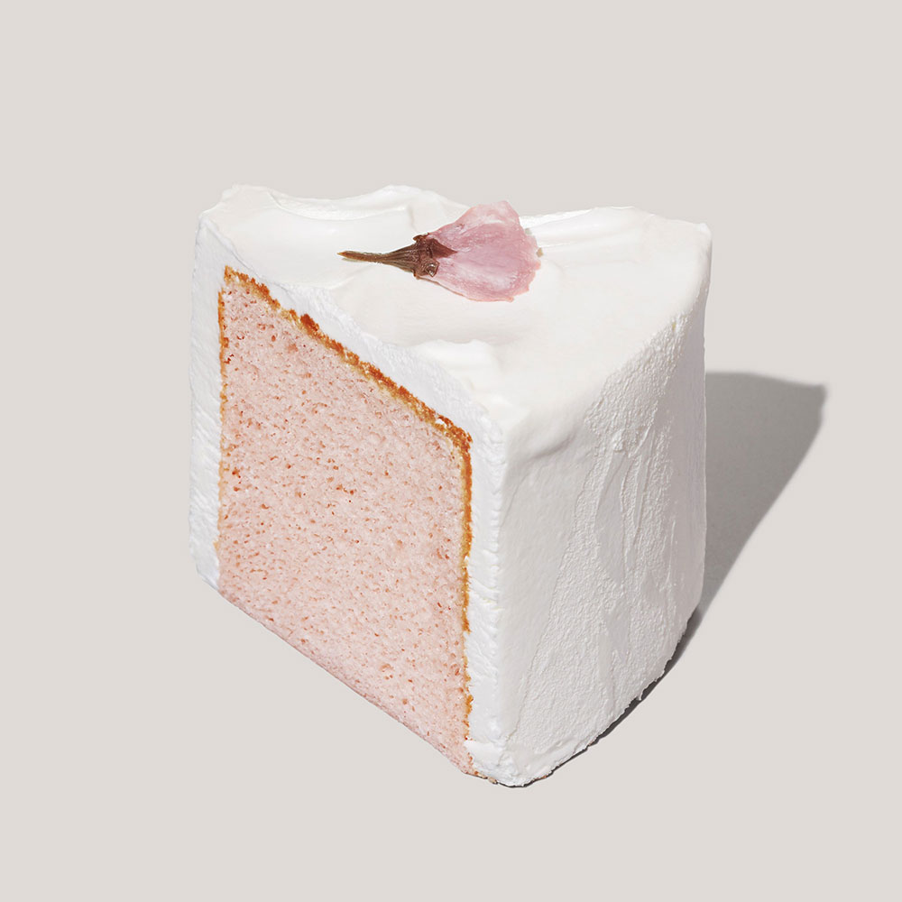 ピンク色のシフォンケーキの写真