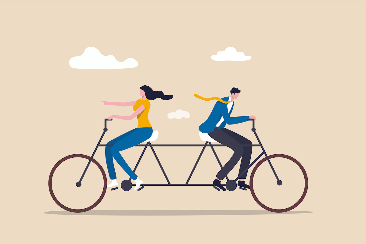 反対方向を向いた自転車を漕いでいる二人の人のイラスト