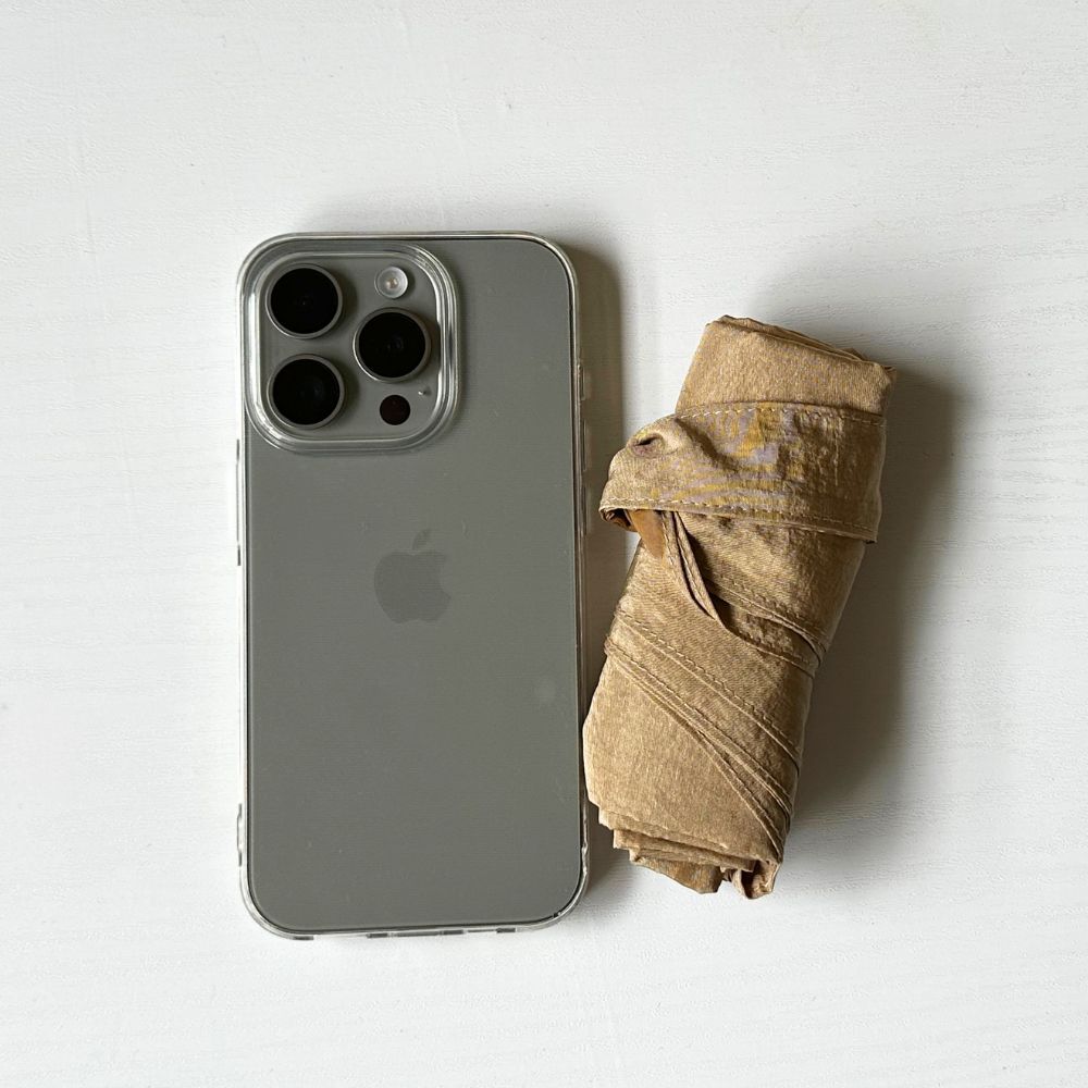 iPhone15と畳んだエコバッグ