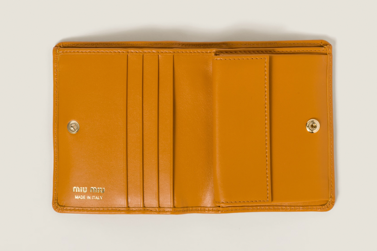 ミュウミュウ　オレンジの二つ折り財布　開いた写真