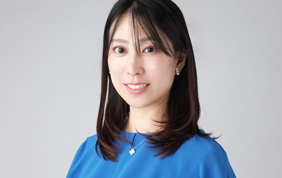 ドマーニラボメンバー 吉田美帆さん　ブルーのブラウス着用のバストアップ写真