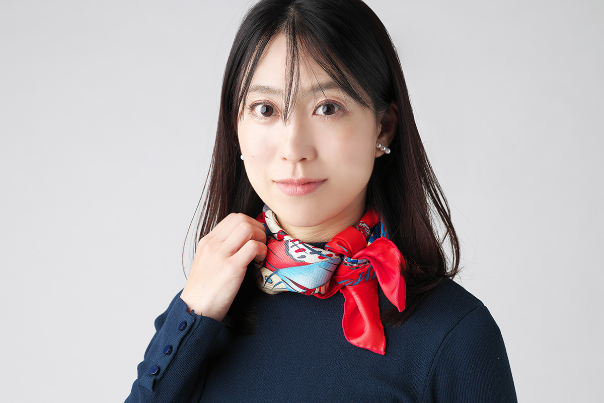 ドマーニラボメンバー 吉田美帆さん　ネイビーワンピ×エルメスのスカーフ着用バストアップ写真