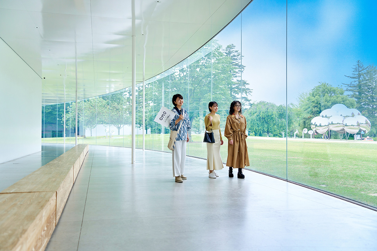 金沢21世紀美術館お散歩ツアー　館内を歩く3人の写真