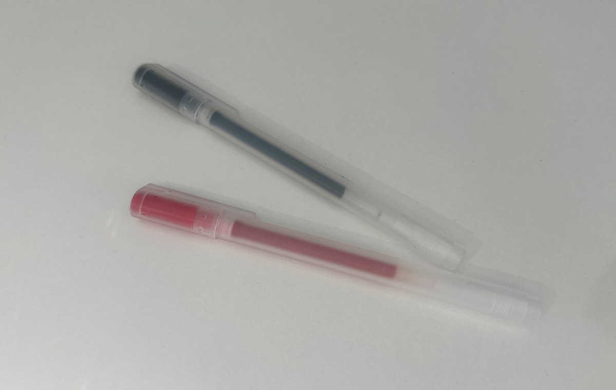 赤とピンクのボールペン