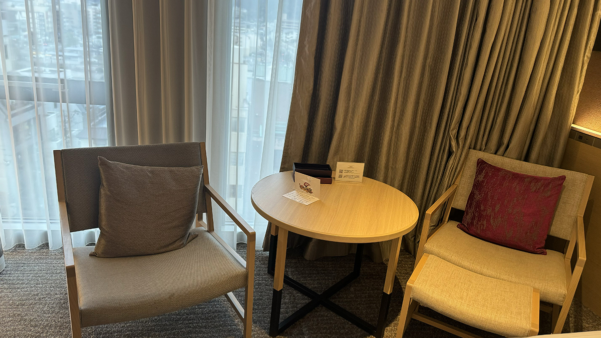 クロスホテル京都　ソファとテーブル