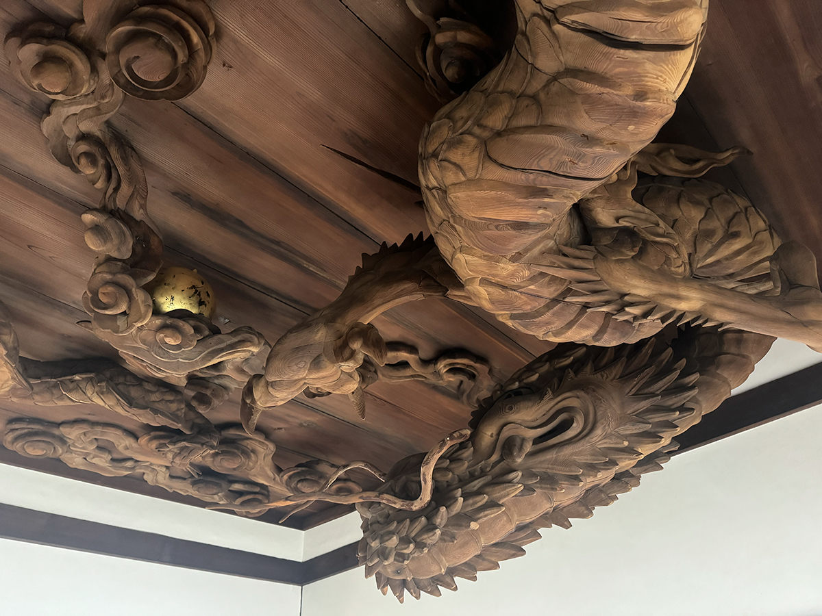 龍の木彫り像　寄り写真